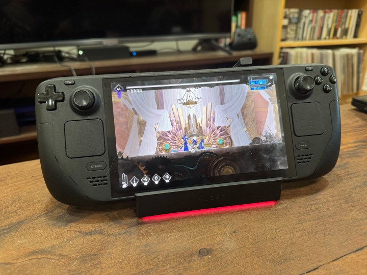Un Steam Deck dans un dock, alors qu'Ender Magnolia joue sur son écran.