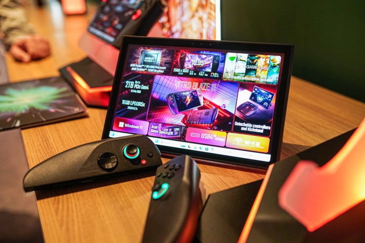 L'Acer Nitro Blaze 11 portable avec les contrôleurs détachés.