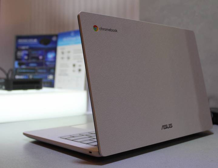 L'arrière du Chromebook Asus CX1.