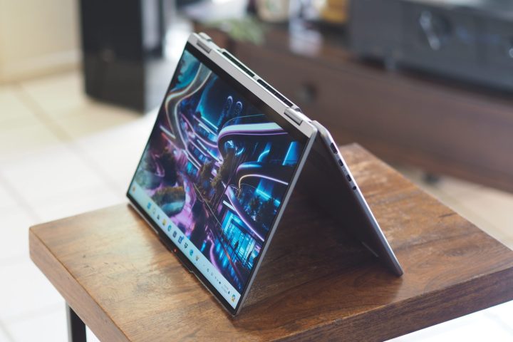 Lenovo Yoga 7 14 Gen 9 mode tente montrant l'affichage et la charnière.