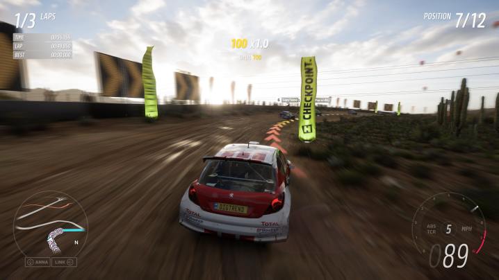 Une voiture suivant la ligne de course alors qu'elle change de couleur dans un virage dans Forza Horizon 5.