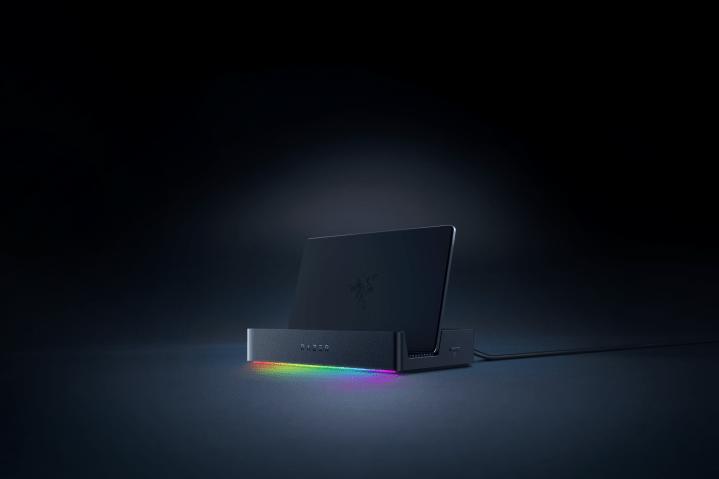 Un Razer Handheld Dock Chroma sur une surface noire.