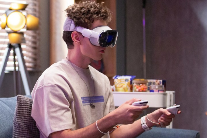 Le Vision Pro utilisé par quelqu'un avec des contrôleurs.