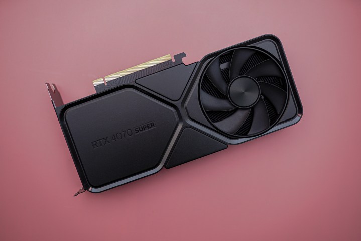 Le RTX 4070 Super sur fond rose.