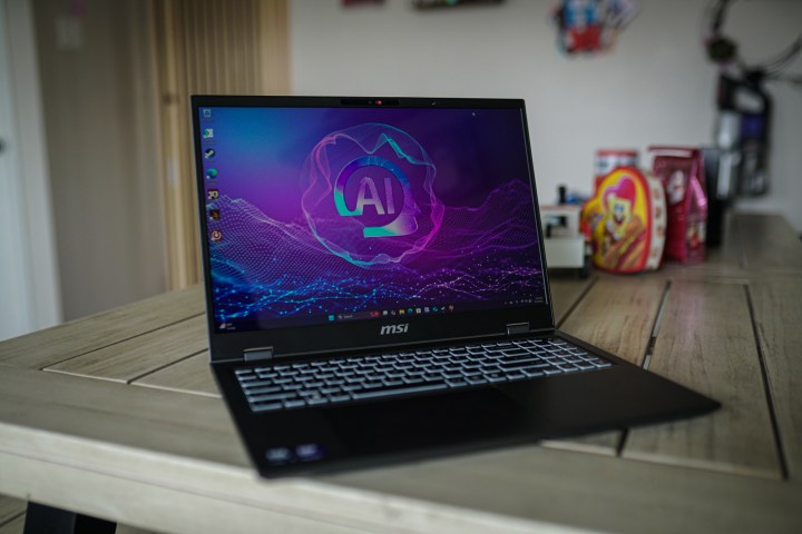 Un ordinateur portable MSI sur une table.