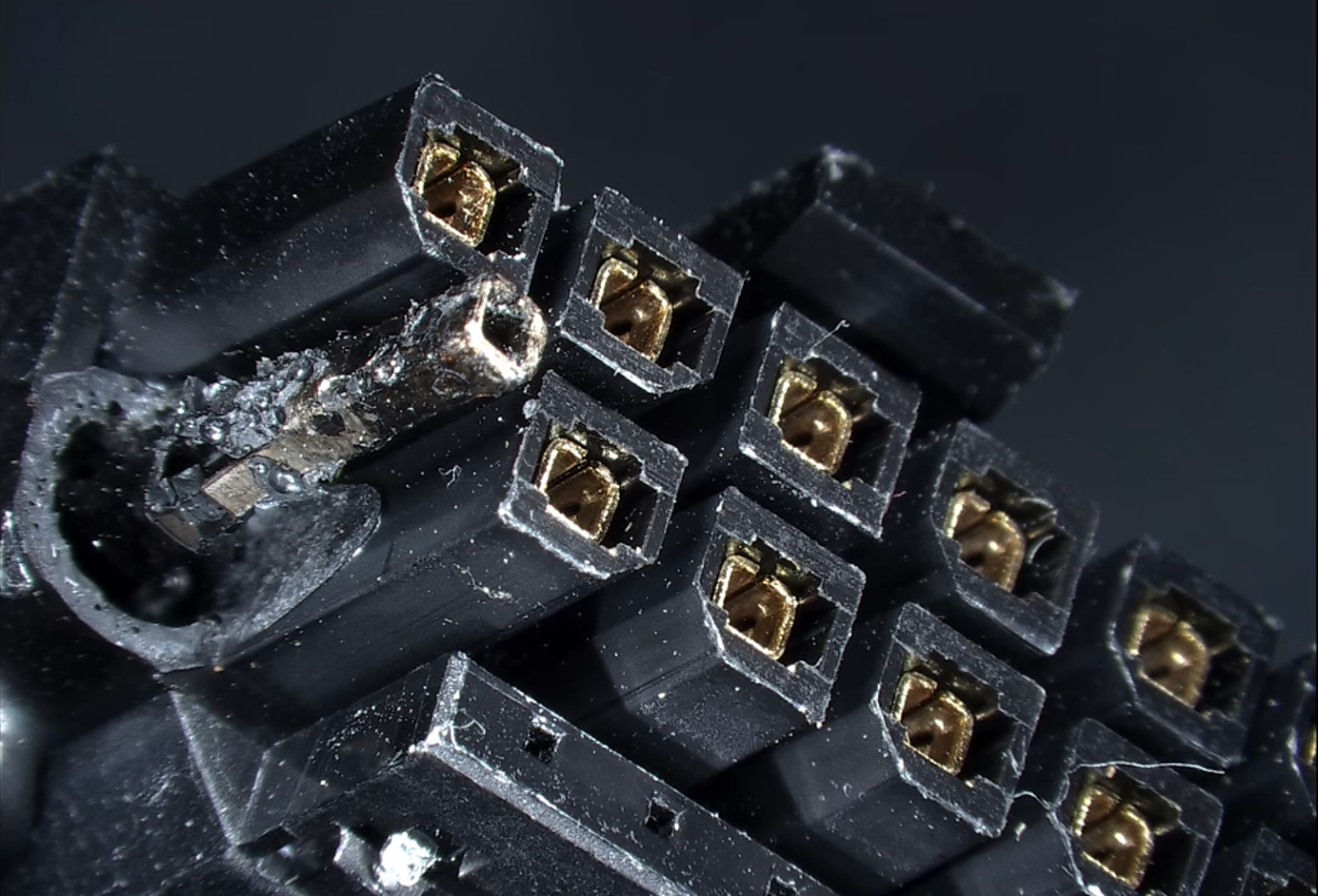 Connecteur 12VHPWR fondu