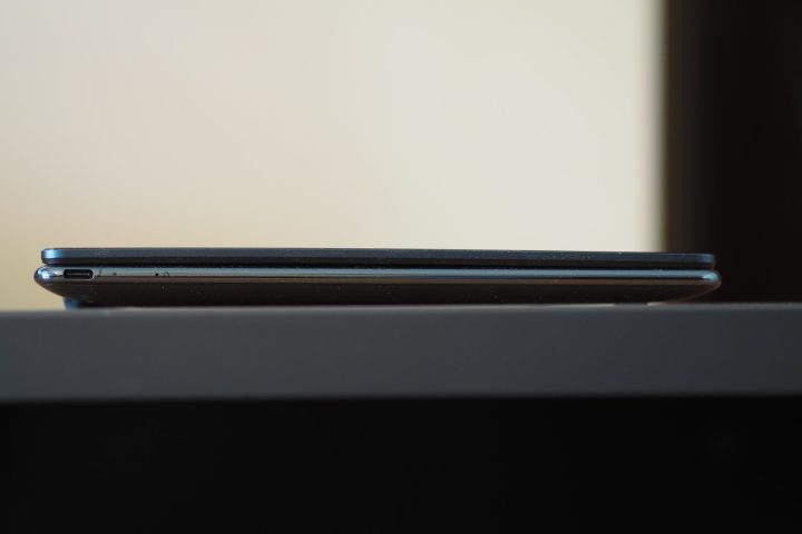 Vue latérale du Lenovo Yoga Slim 9i 14 Gen 10 montrant les ports.