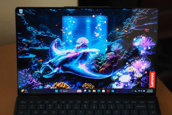 Vue frontale du Lenovo Yoga Slim 9i 14 Gen 10 montrant l'affichage.