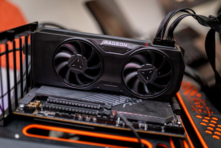 RX 7700 XT d'AMD sur une plateforme de test.