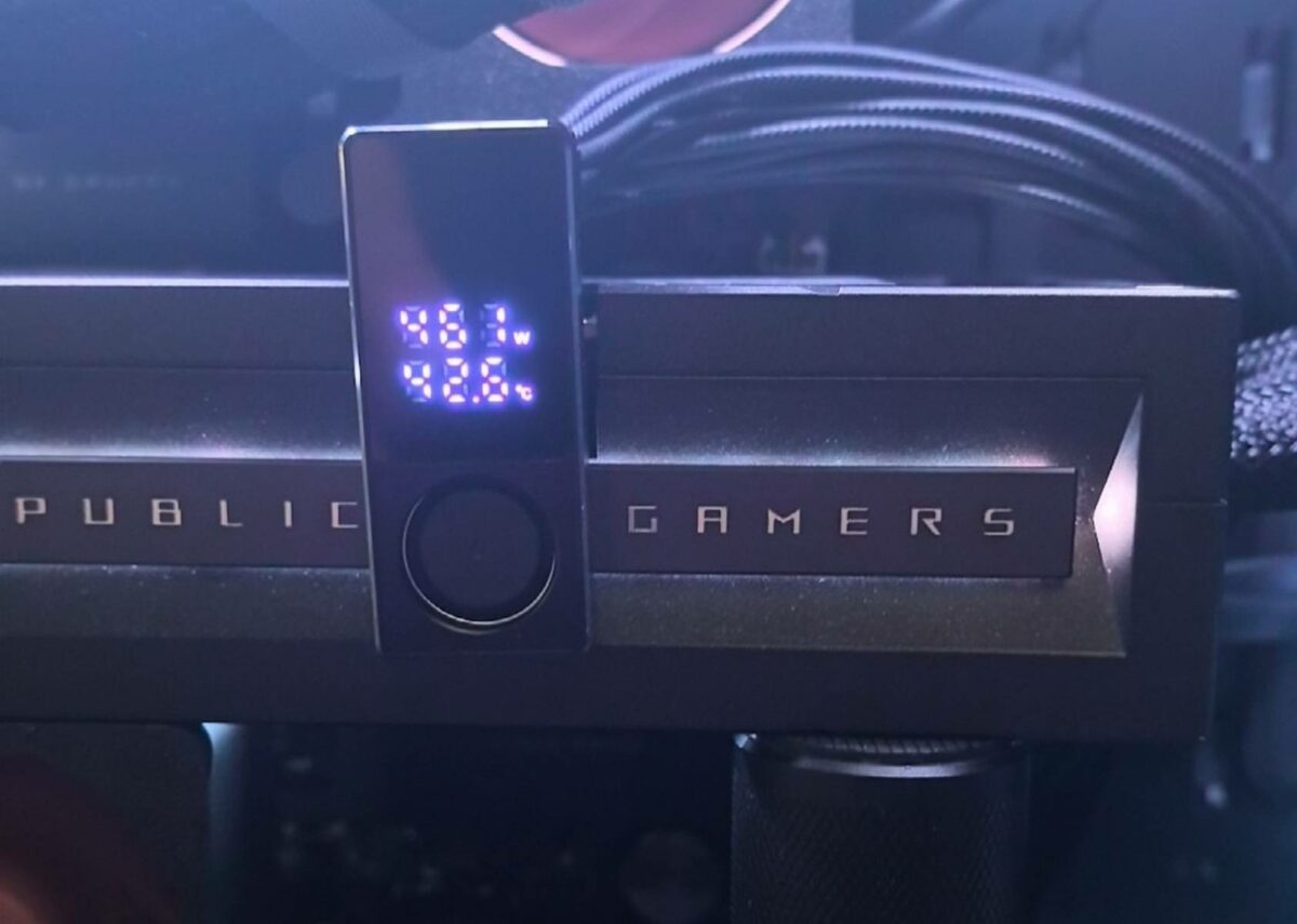 Adaptateur 12VHPWR avec un affichage et un ventilateur.