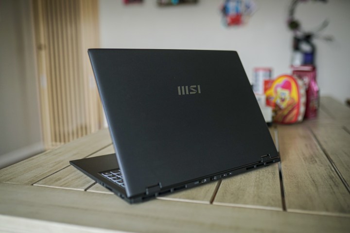 Un ordinateur portable MSI sur une table.