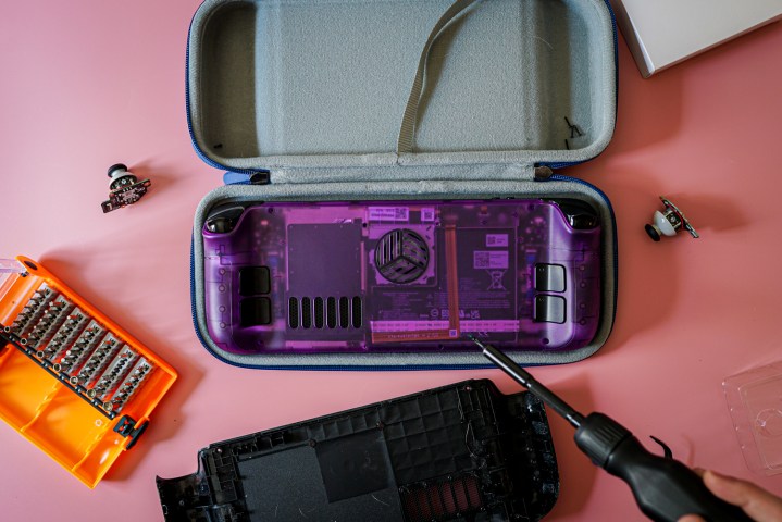 La Steam Deck sur une table avec un dos personnalisé.