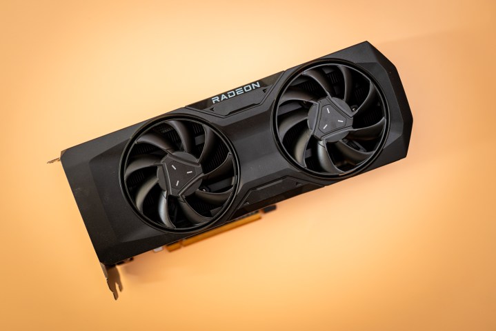 Carte graphique AMD RX 7800 XT sur fond orange.