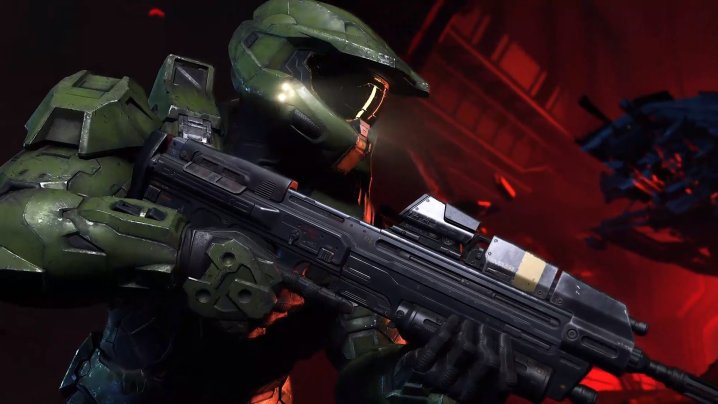 Master Chief tenant un fusil d'assaut dans Halo Infinite.