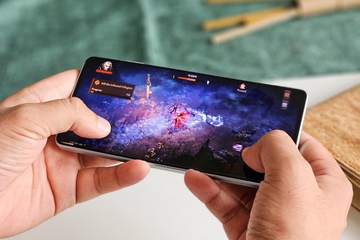 Un homme jouant au jeu Diablo Immortal sur Android avec le Xiaomi POCO F5.