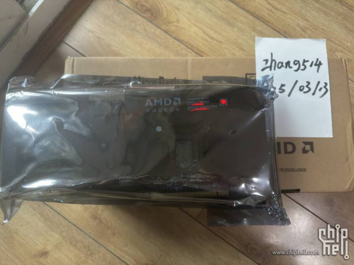 Une carte graphique RX 9070 XT de référence fuitée.