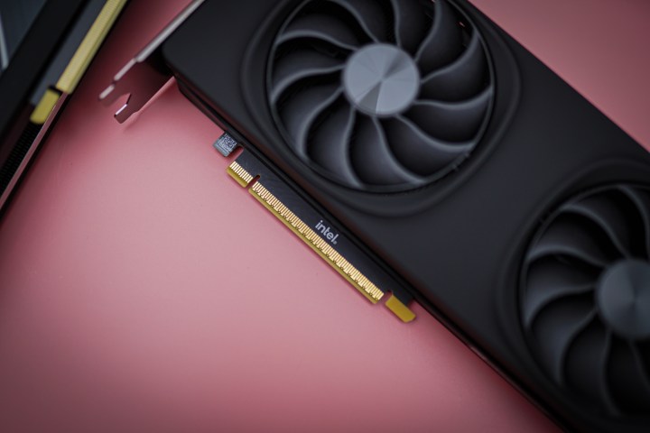 Le logo Intel sur la carte graphique Arc B580.