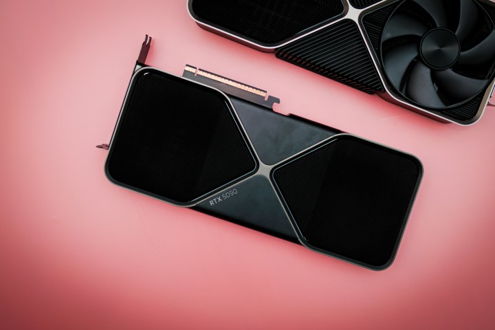 La RTX 5090 sur fond rose.