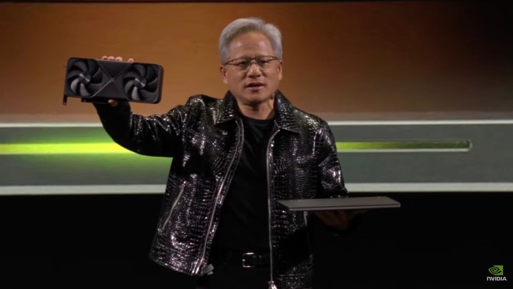 Le PDG de Nvidia, Jensen Huang, tenant une carte graphique RTX 50 et un ordinateur portable.