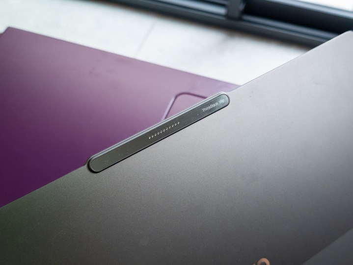 Connecteurs à broches pogo du concept d'écran Lenovo 2nd Display présenté au MWC 2025