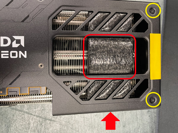 Un morceau de mousse protectrice à l'intérieur d'un GPU Sapphire RX 9070