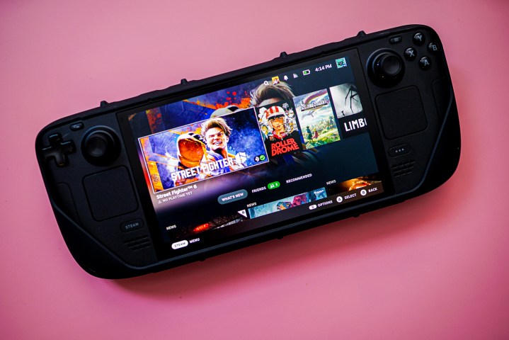 La Steam Deck OLED sur un fond rose.