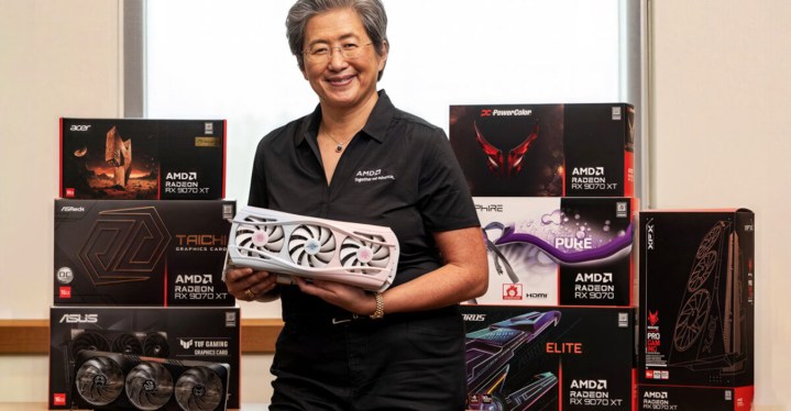 La PDG d'AMD, Lisa Su, tenant un GPU AMD Radeon RX 9070 XT