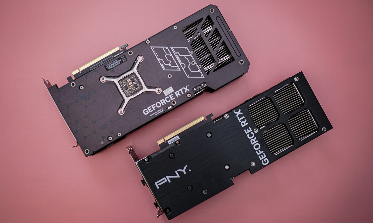 Les dos de deux cartes graphiques RTX 4070 Ti Super.