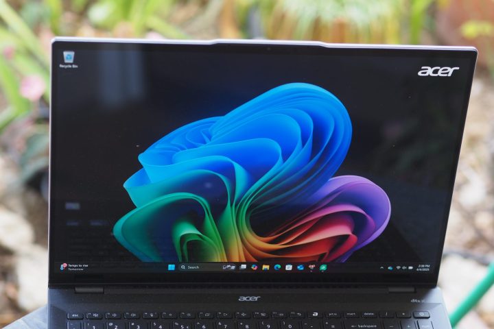 Vue de face de l'Acer Swift AI 16 montrant l'affichage.