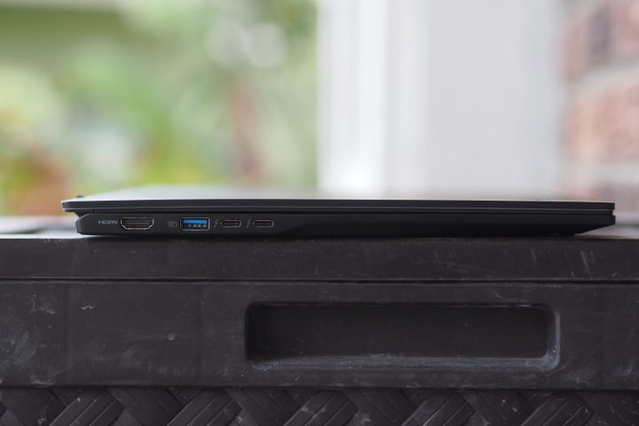 Vue latérale gauche de l'Acer Swift AI 16 montrant les ports.