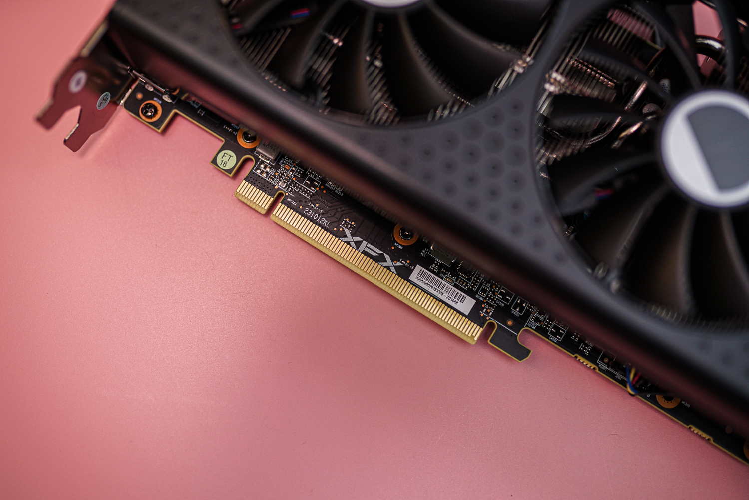 Un logo XFX sur la carte graphique RX 7600 XT.