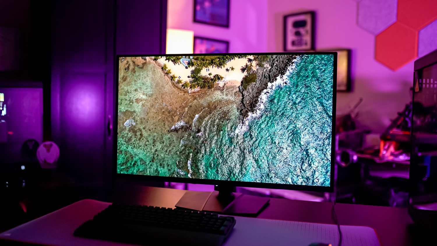 Une démonstration OLED tournant sur le MSI MPG321URX.