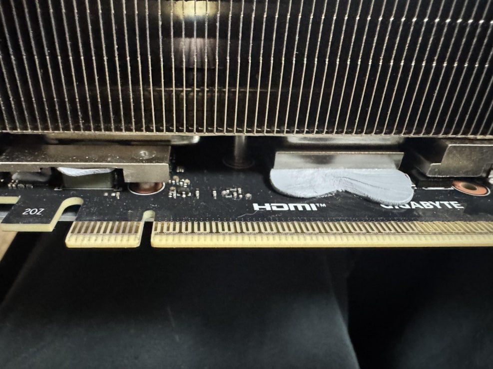 Fuite de gel thermique sous le dissipateur de chaleur de la Gigabyte Aorus GeForce RTX 5080 Master.