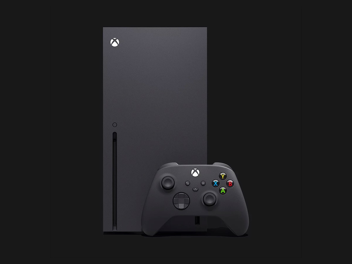 Une Xbox Series X noire et un contrôleur sur fond noir.