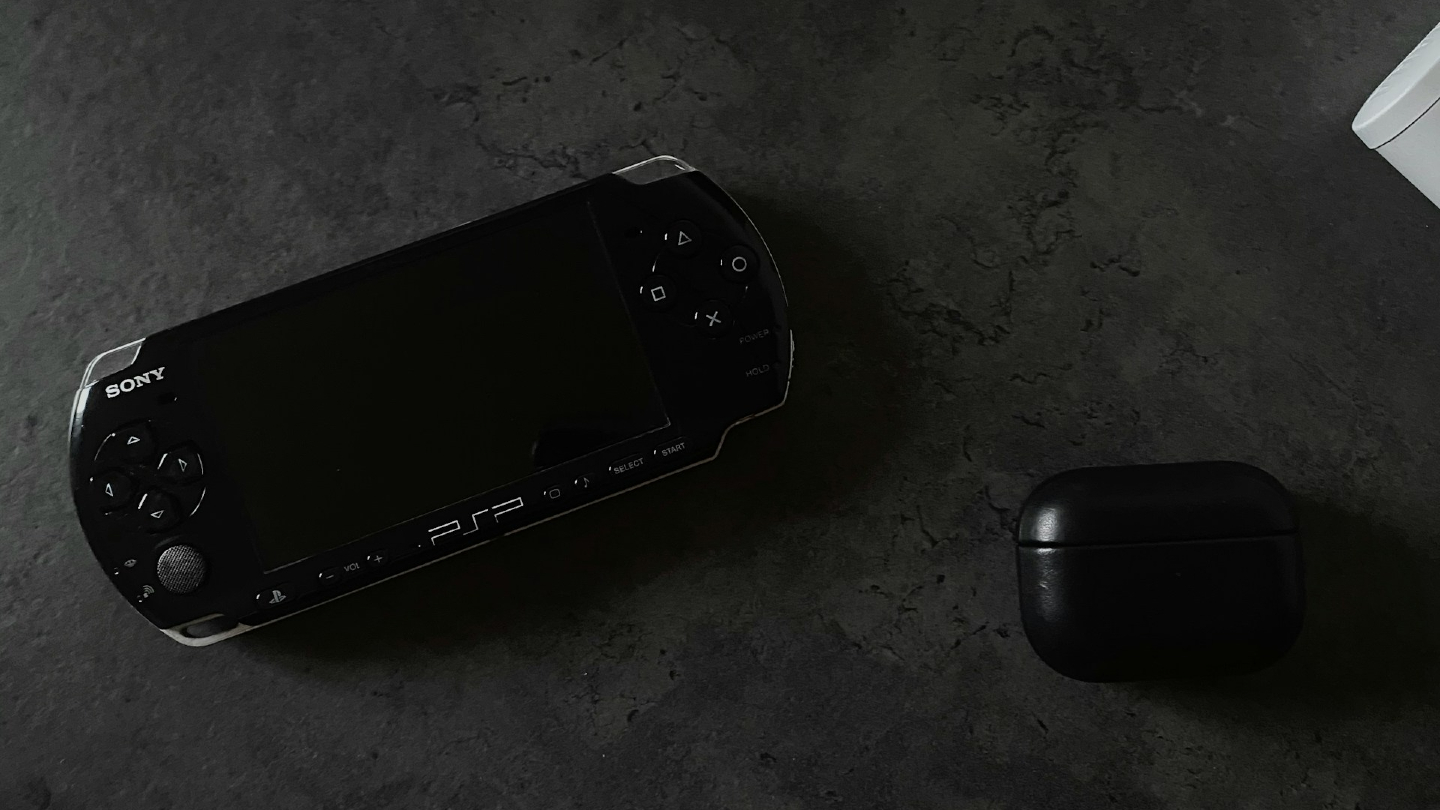 Une PlayStation Portable (PSP) sur une table.