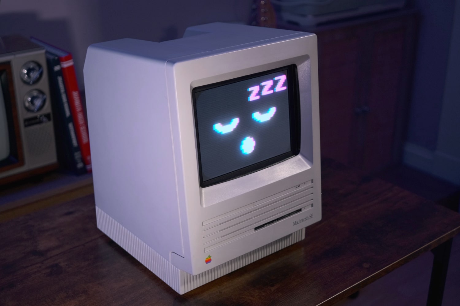 Le Joshintosh, un PC personnalisé construit à l'intérieur d'un boîtier Macintosh SE.