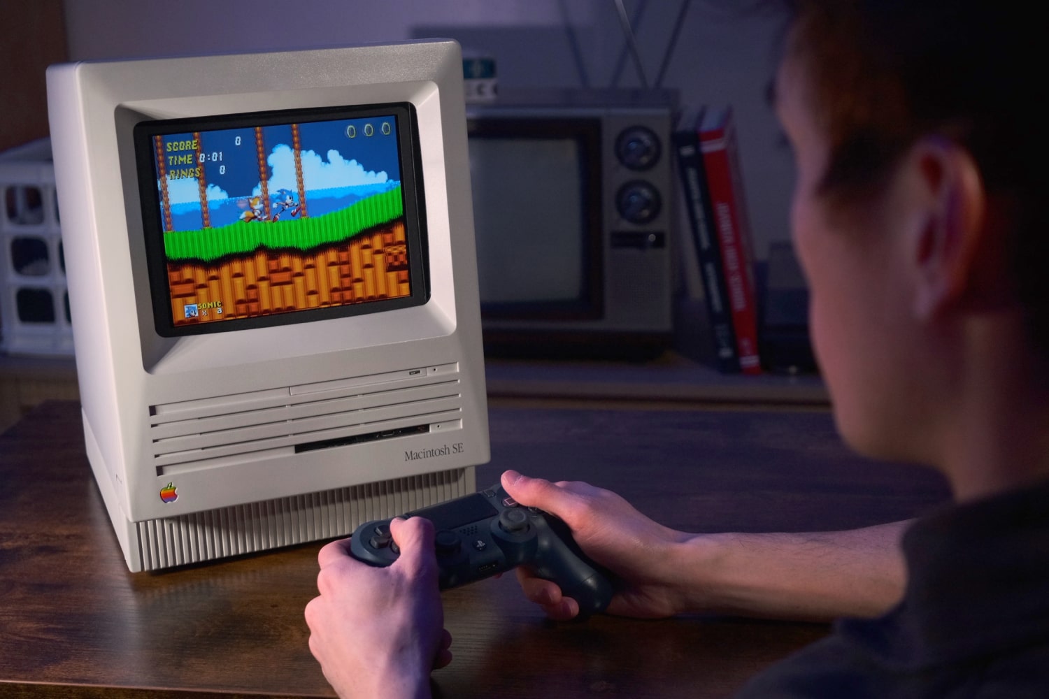 Le Joshintosh, un PC personnalisé construit à l'intérieur d'un boîtier Macintosh SE.