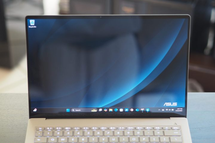 Vue de l'avant du Asus Zenbook A14 montrant l'affichage.
