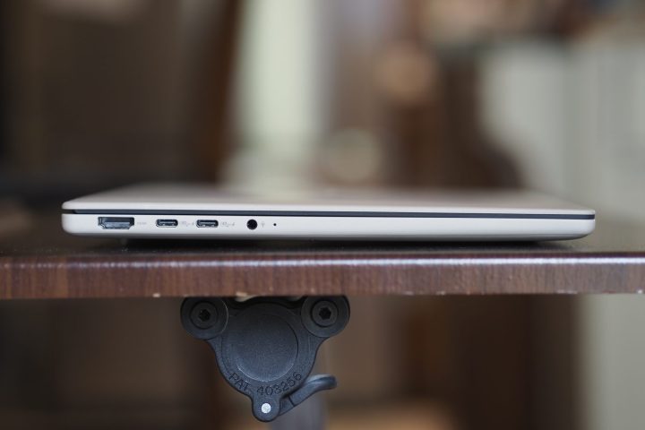 Vue latérale gauche de l'Asus Zenbook A14 montrant les ports.