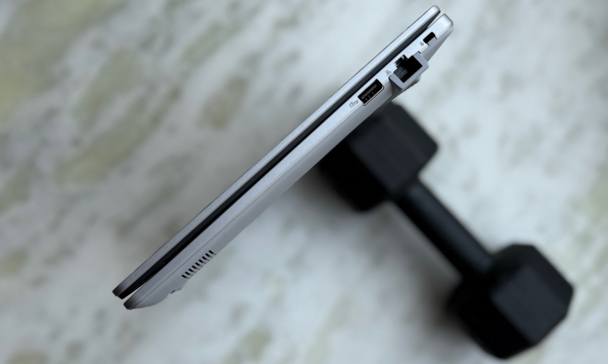 Ports sur le bord droit de l'Asus ExpertBook P1.