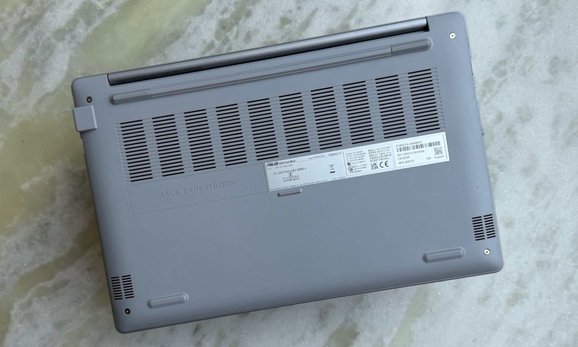 Vue inférieure de l'Asus ExpertBook P1.