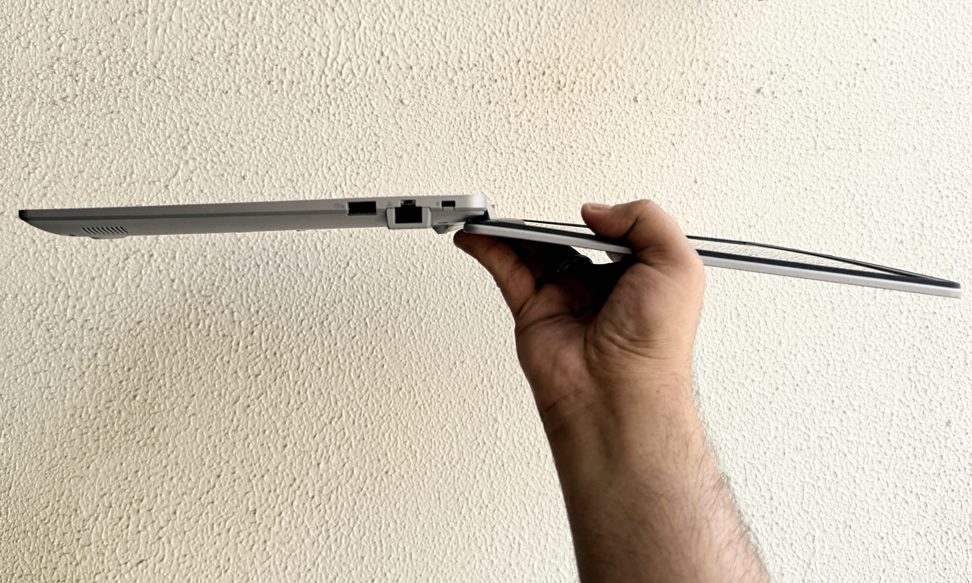 Test de la charnière de l'Asus ExpertBook P1.