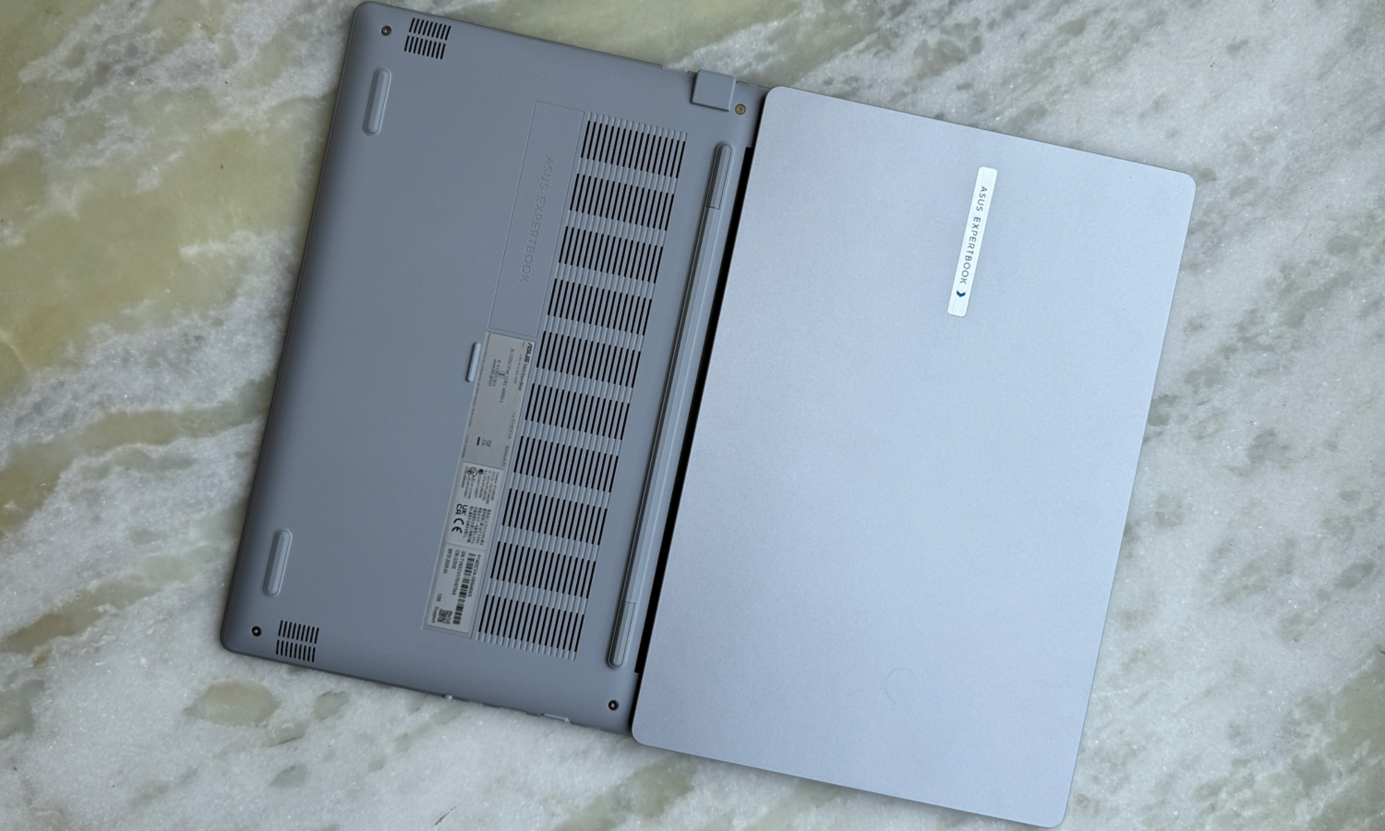 Vue arrière complète de l'Asus ExpertBook P1.