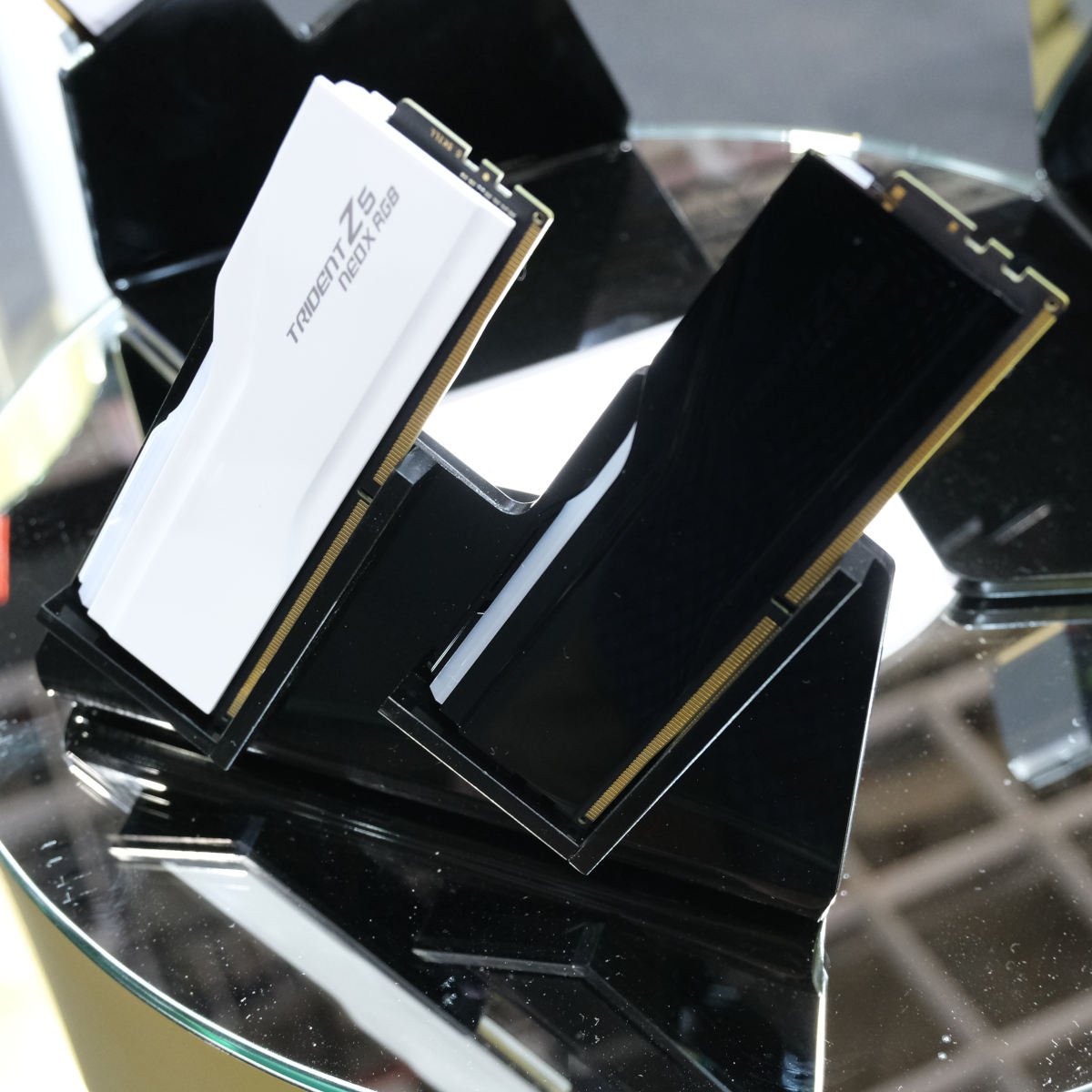 Barrettes de RAM G.Skill Trident Z5 NeoX RGB, une blanche (à gauche) et l'autre noire (à droite).