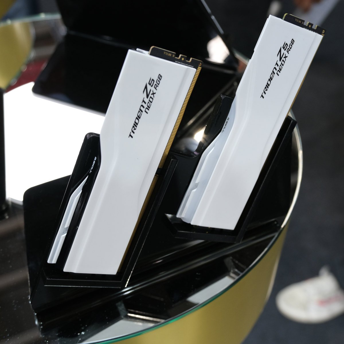 Barrettes de RAM G.Skill Trident Z5 NeoX RGB, chacune avec une couleur argentée nacrée.