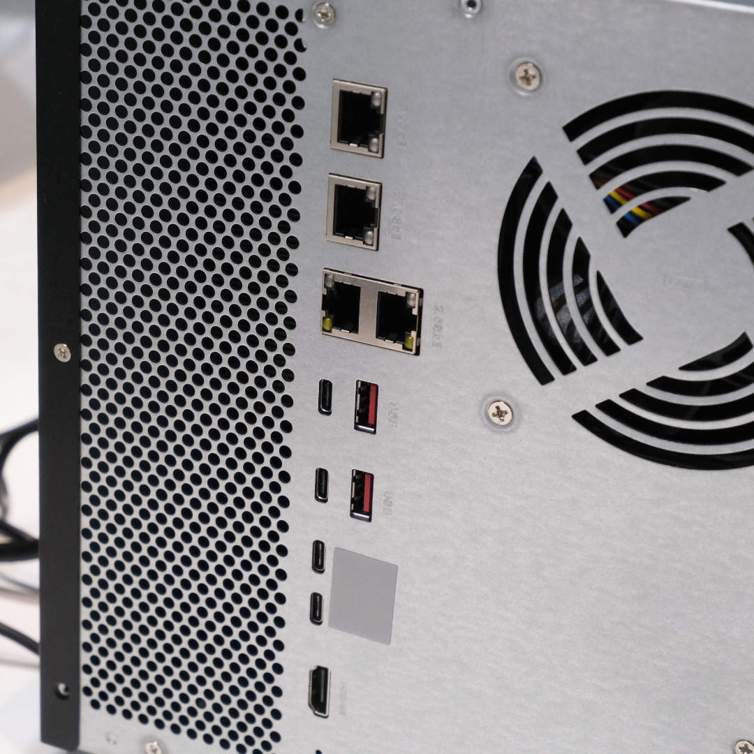 Ports du NAS QNAP TVS-AIh1688ATX