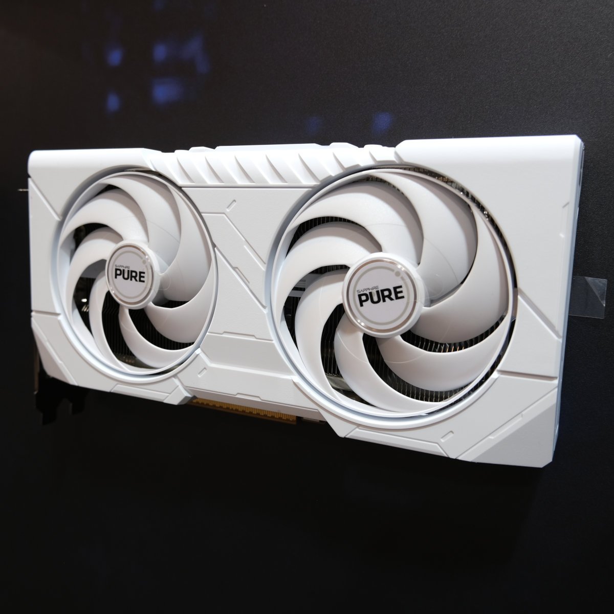 Vue latérale de la Sapphire Pure Radeon RX 9060 XT.