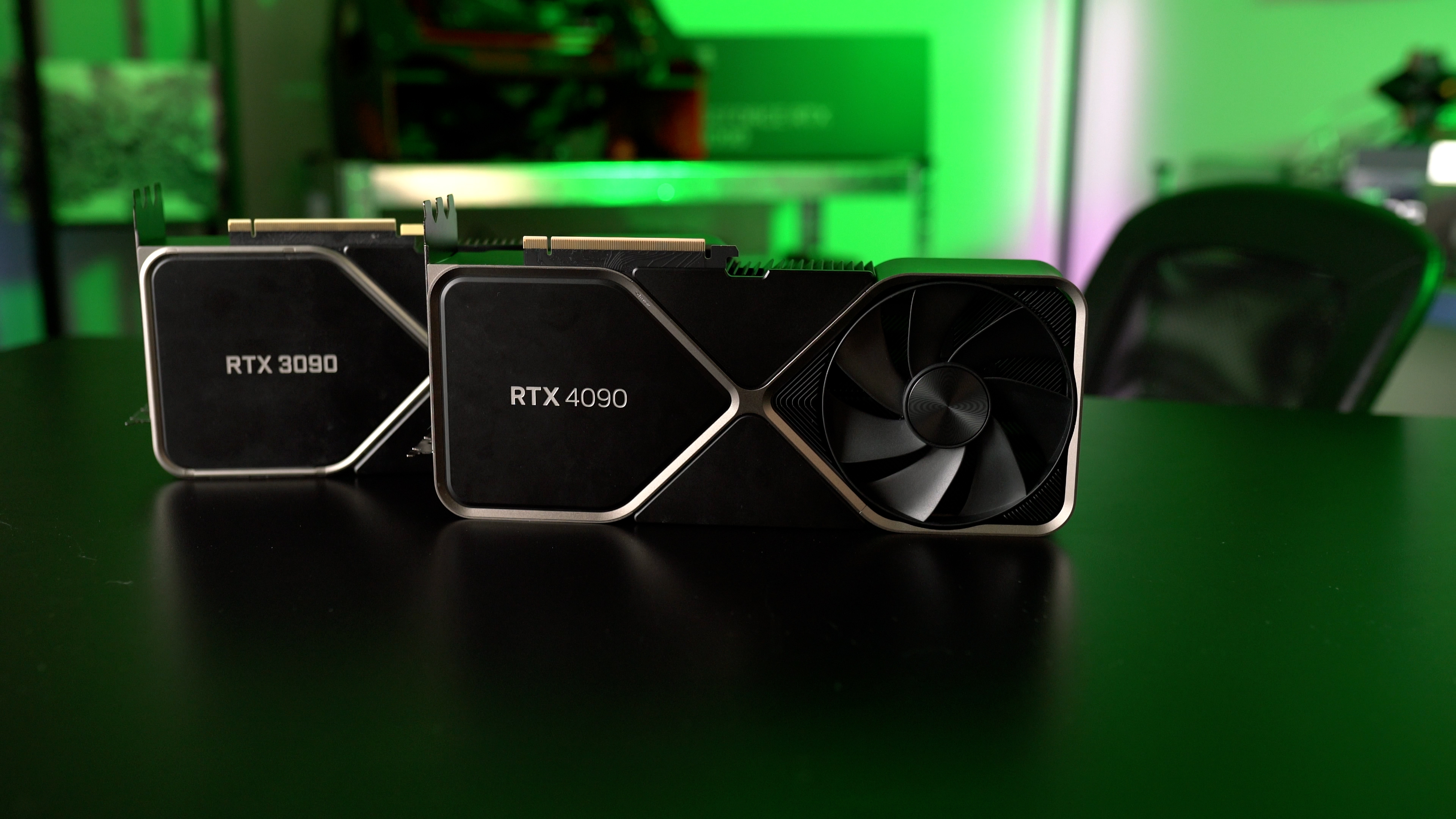 La RTX 4090 et la RTX 3090 sur une table, côte à côte.