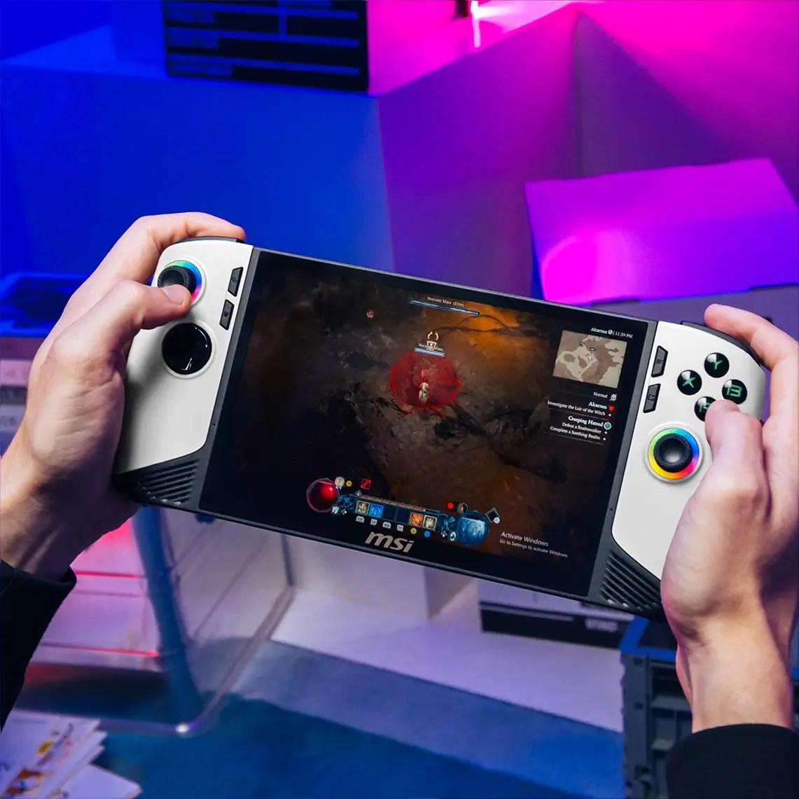 Une personne jouant au modèle MSI Claw 8 AI+ Polar Tempest.