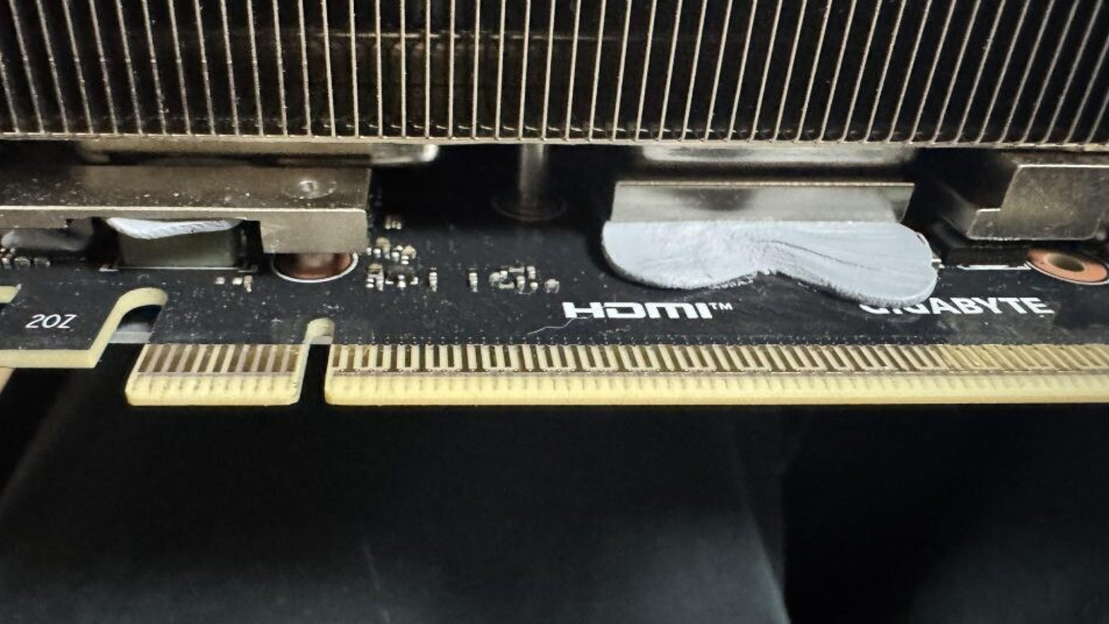 Gel thermique s'échappant d'une carte graphique Gigabyte